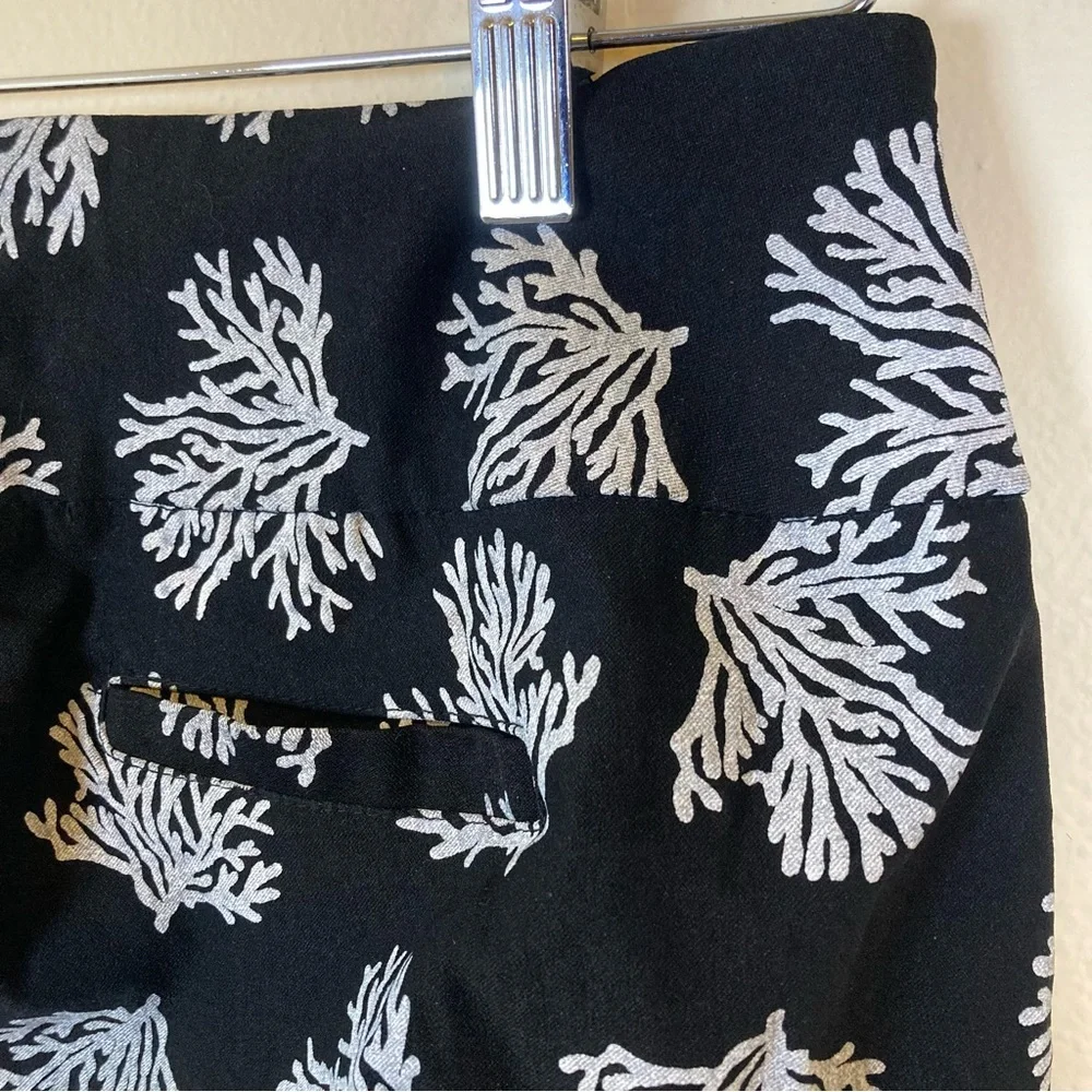Lulu-B Black White Coral Print Capri Pants Womens Size 6 Stretch Coastal - Picture 8 of 8
